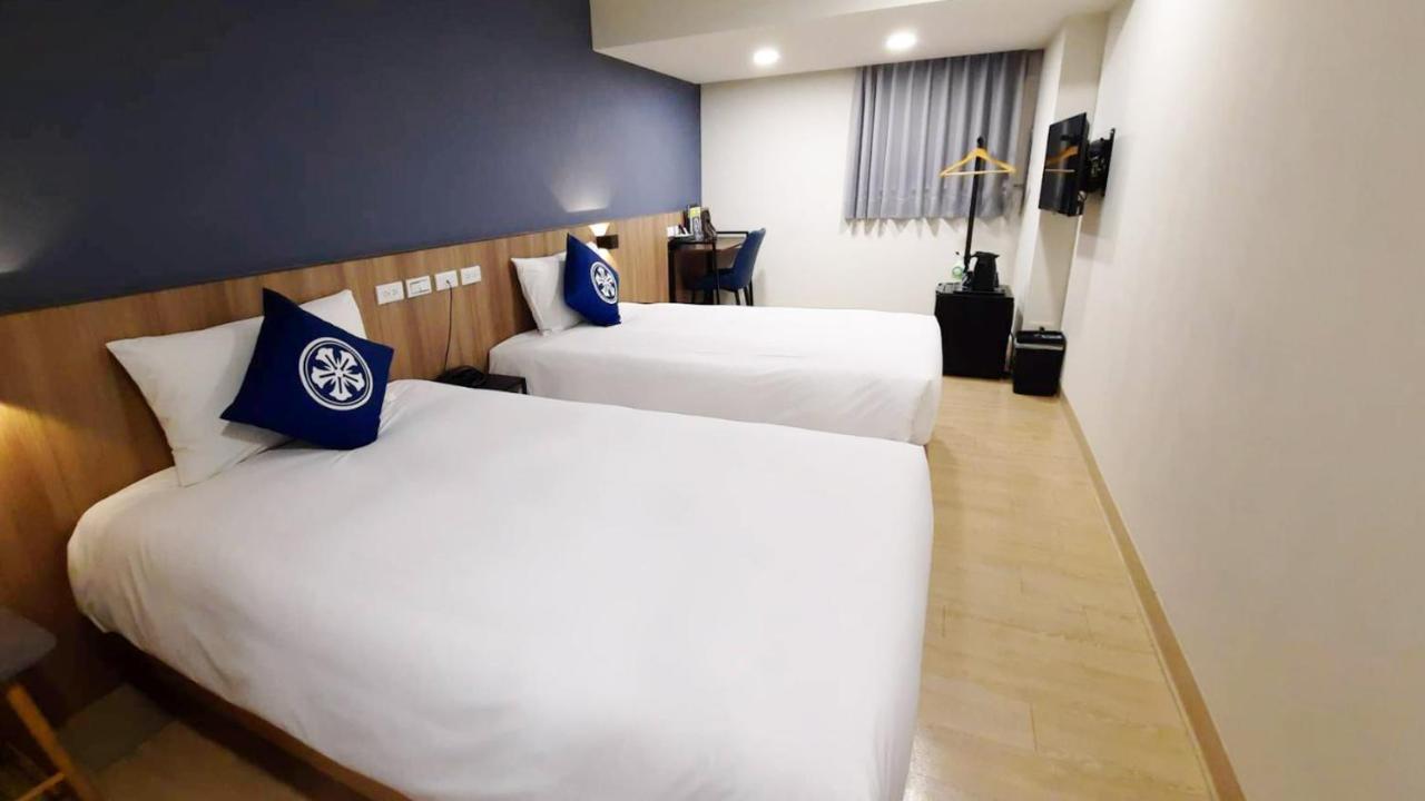 Holo Hotel Tainan Bagian luar foto