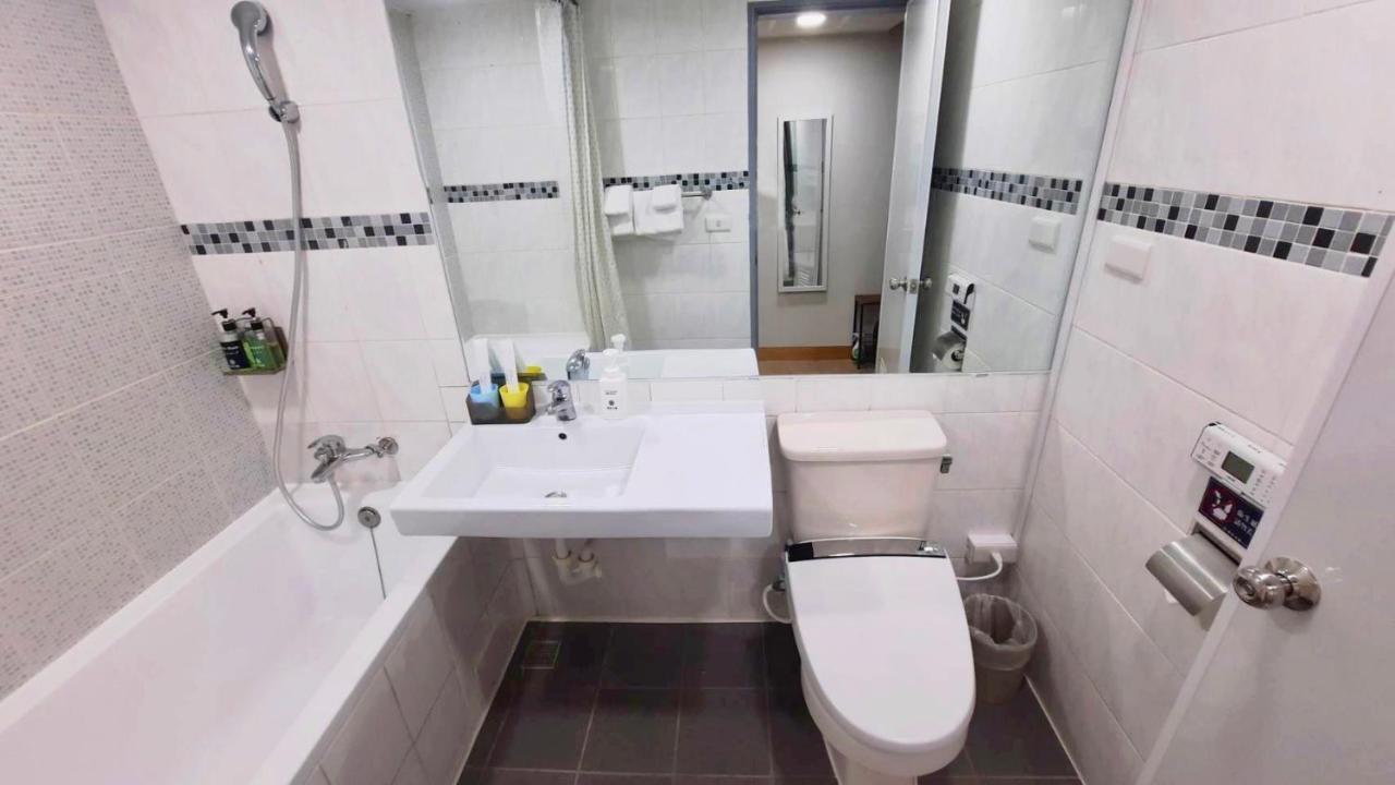 Holo Hotel Tainan Bagian luar foto